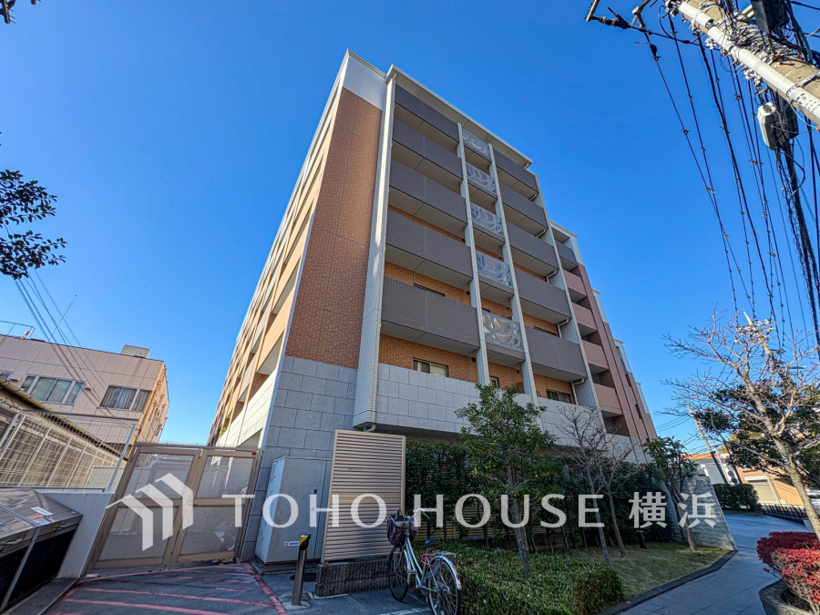 安心のオートロック付き、緑豊かな植栽に囲まれた快適な住環境の5階建マンションです。