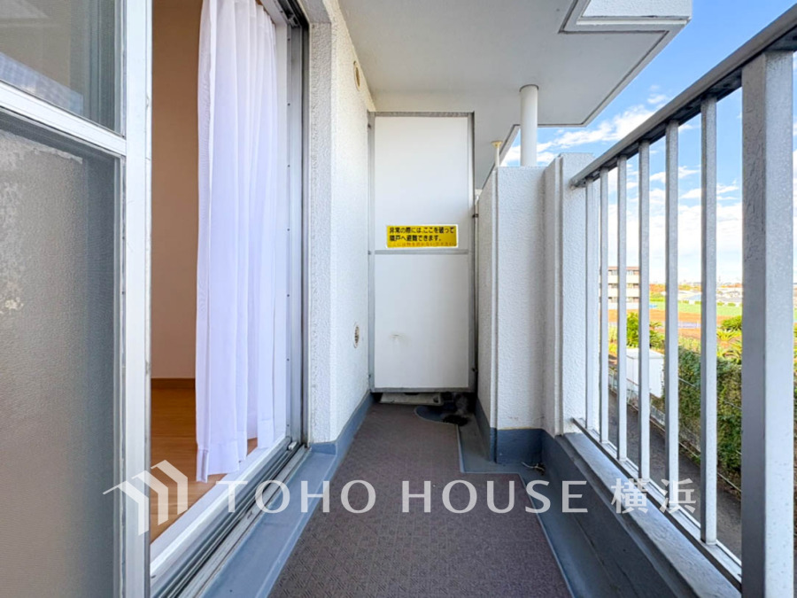 暮らしの中で光と風を演出してくれるバルコニー、見事なまでの開放的な空間を演出しながら、プライベート性も確保された空間は我が家の自慢。