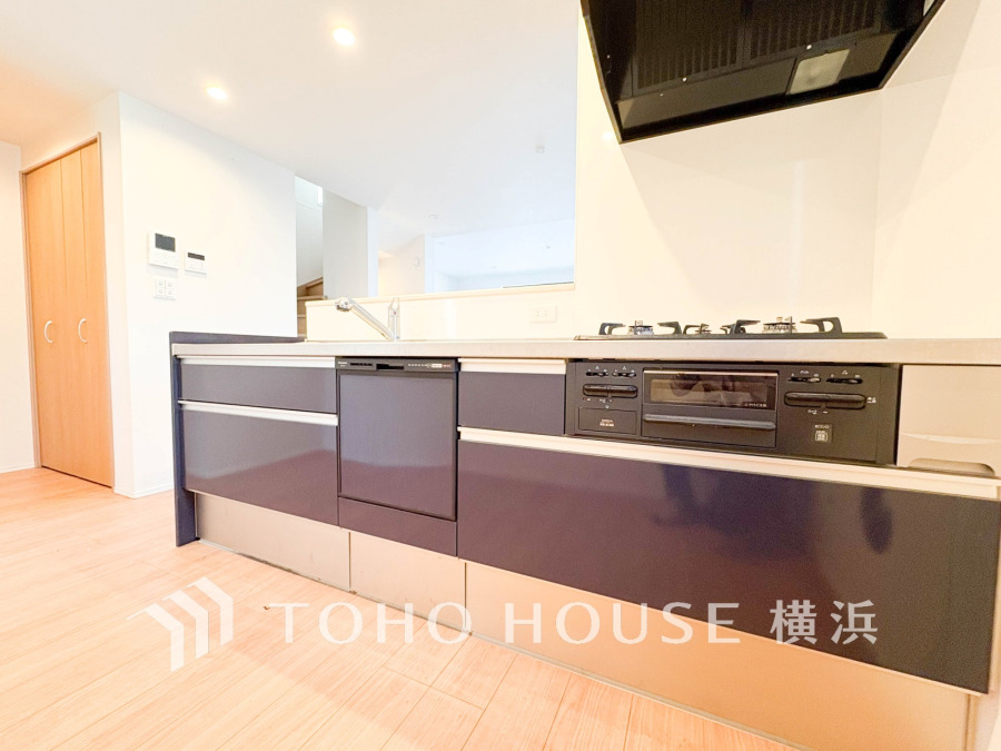 清潔感あふれる対面式キッチン。収納豊富で使い勝手が良く、家族との会話も楽しめる開放的な空間です。