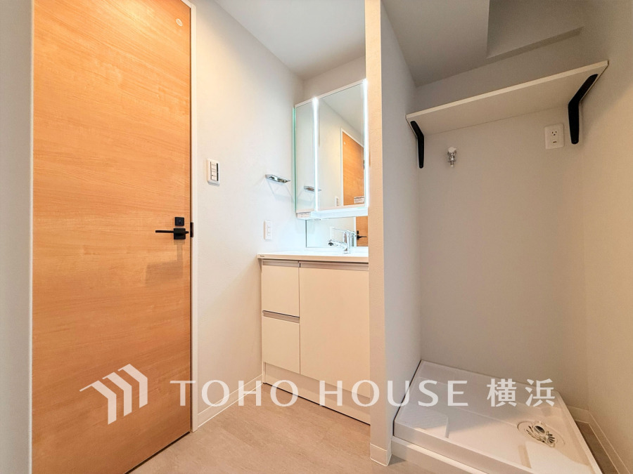 新規交換された洗面化粧台は美しく使いやすい機能が備えられています。