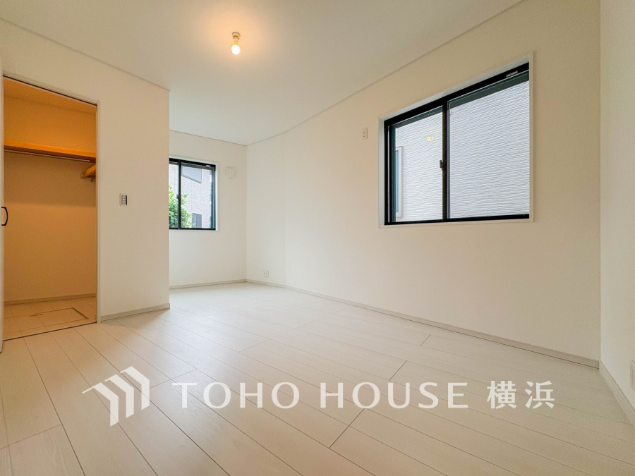 穏やかな風と陽光を導き、プライバシーに配慮された設計プランを採用し、居住性を一段と心地よいものにしています。明るく開放的な空間を演出しております。