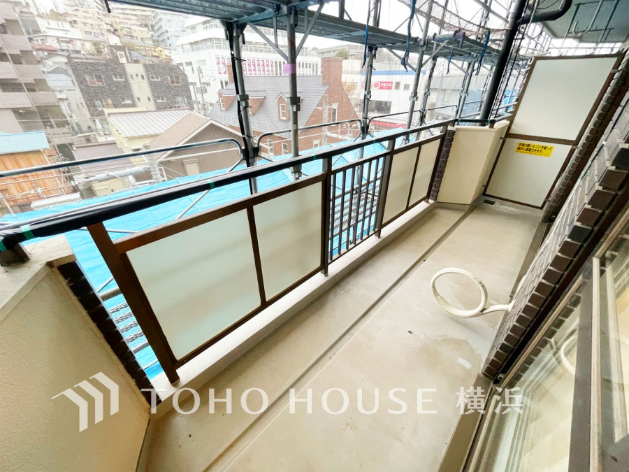 【2026年3月撮影】暮らしの中で光と風を演出してくれるバルコニー、見事なまでの開放的な空間を演出しながら、プライベート性も確保された空間は我が家の自慢。