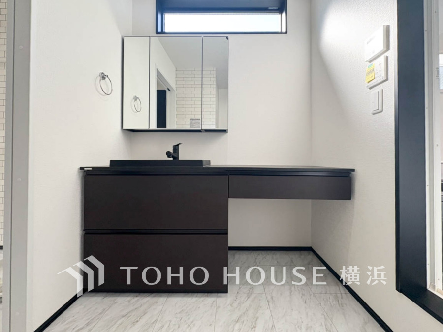 十分な大きさの洗面台は収納もさる事ながら、身だしなみチェックや歯磨きなど、朝の慌ただしい時間でもホテルライクなスペースで余裕とゆとりを感じて頂けます。