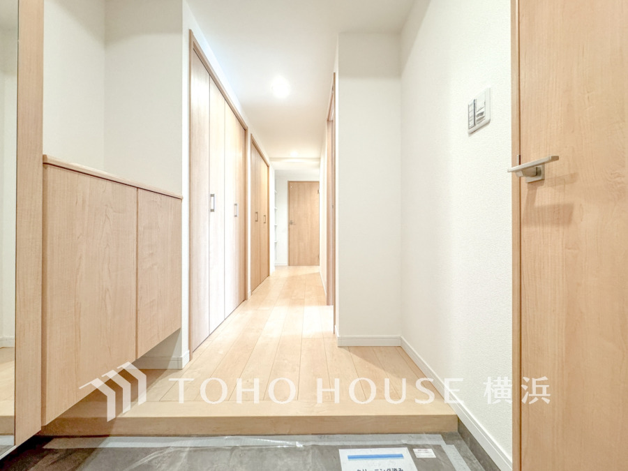 上質感漂う玄関と廊下。居住者の帰り、訪れる方を優しく迎える・安らぎに満ちた生活空間を予感させる。健やかな暮らしを楽しめそう。