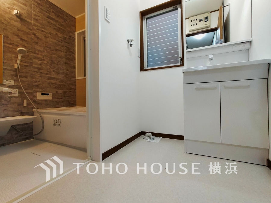 十分な大きさの洗面台は、身だしなみチェックや歯磨きなど、朝の慌ただしい時間でも余裕とゆとりを感じて頂けます。