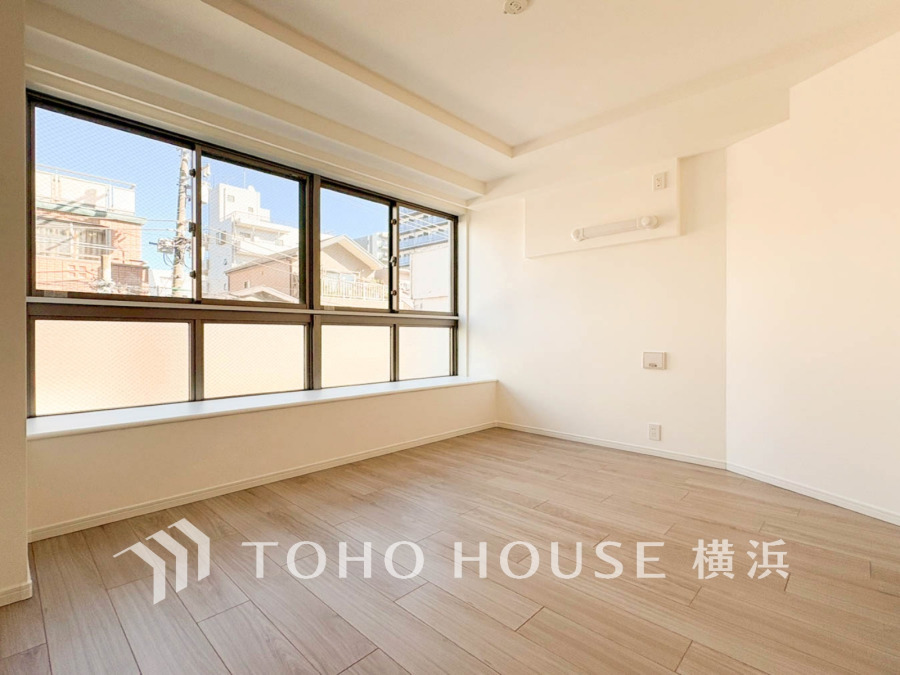 大きな窓からは快適な光を取り入れ、通気性能を上げる事で居心地の良い空間を演出します。多くの時間を過ごす住まいだからこそ、いつも快適な場所であるように心掛けています