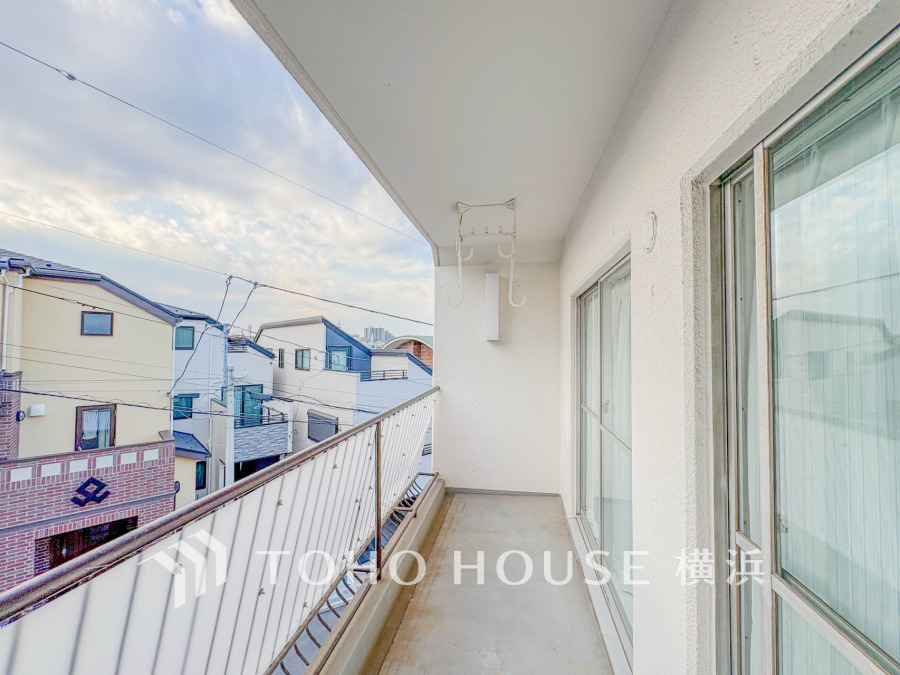 3室に面したワイドなバルコニー。健やかな暮らしを守る太陽の恵みを存分に享受できます。爽やかな風と暖かな陽射しが紡ぐハーモニーが日々の暮らしのBGMになることでしょう。