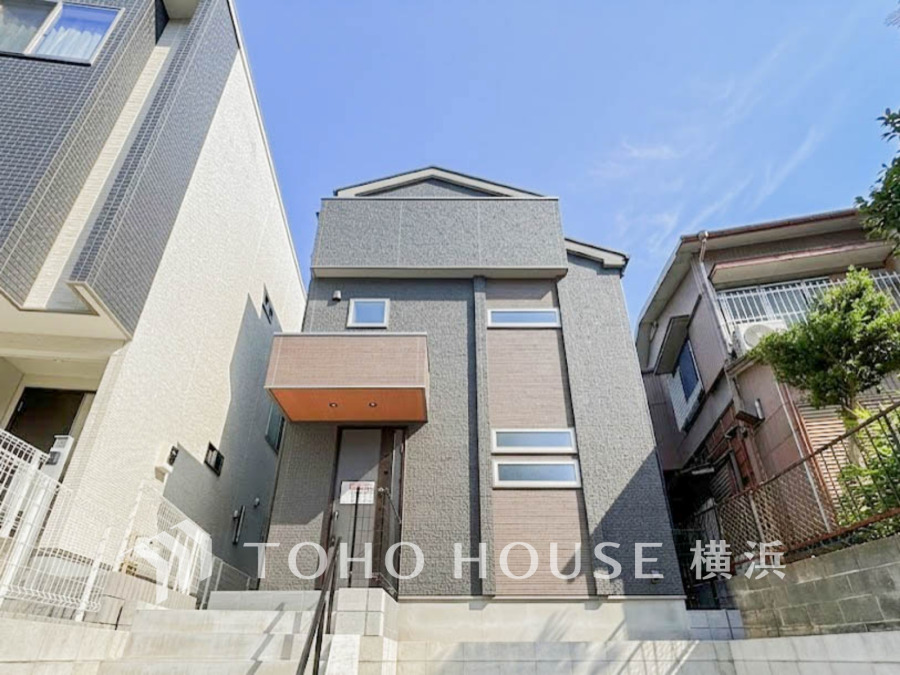 落ち着きある閑静な住宅街に誕生したこちらのお住まい。洗練された上品な佇まいが街に調和し、華やぎも加えます。街に新たな価値をもたらし続けることでしょう。