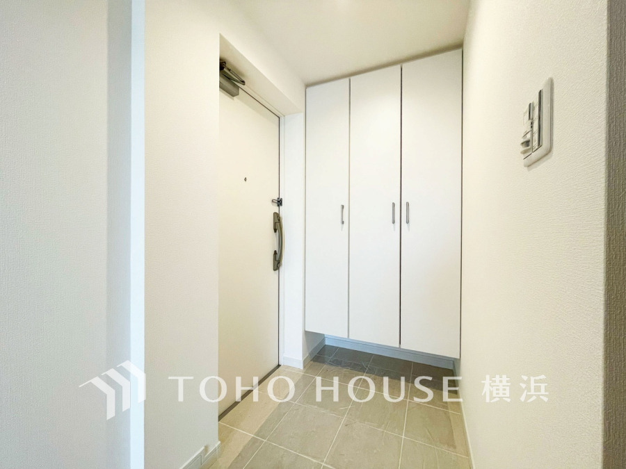 白を基調とした上質感漂う玄関と廊下。居住者の帰り、訪れる方を優しく迎える・安らぎに満ちた生活空間を予感させる。健やかな暮らしを楽しめそう。