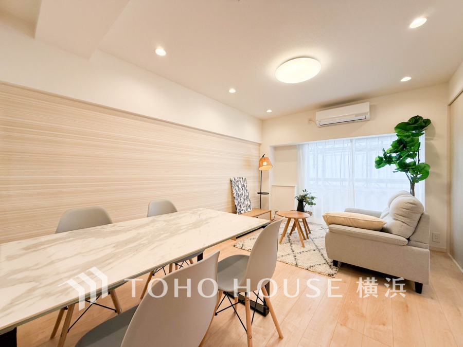 明るく開放的な空間が広がるLDK。室内には豊かな陽光が注ぎ込み、爽やかな住空間を演出。
