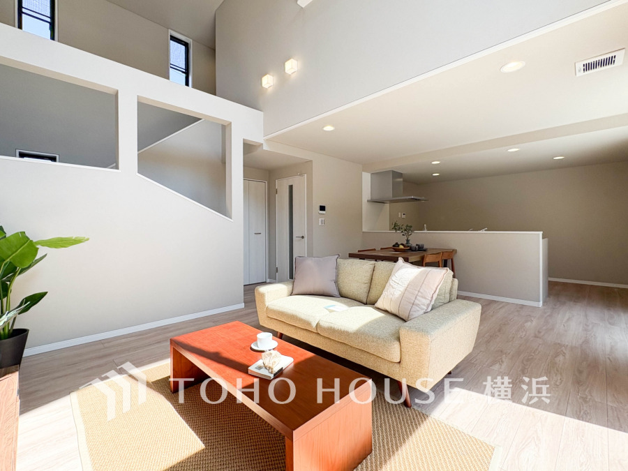 明るく開放的なLDK。窓からの柔らかな光が交差して居心地のよい空間を作り出します。
