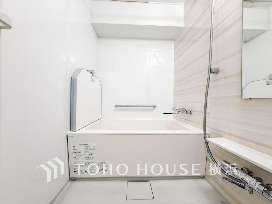 清潔感あふれるホワイト基調のバスルーム。ゆったりとした浴槽でリラックスタイムを満喫できます。