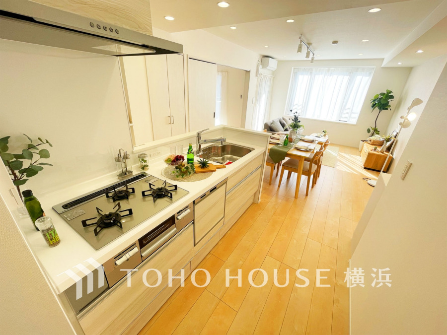 人造大理石トップの美しいシステムキッチンに新規交換されました。食洗機付き、浄水器内蔵混合水栓です。
