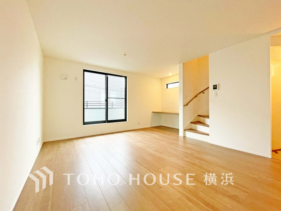 上質な時間を育む暮らしのメインステージ。寛ぎとコミュニケーションを育む居心地のよい場所は、リビング階段を採用。ご家族の集まる憩いの場所。ここで楽しむご家族の時間が絆をより深めてくれそうです。