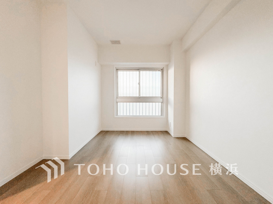 大きな窓からたっぷりと陽光が注がれる明るい空間。家族の成長に対応できる永住仕様の間取り。時を忘れて過ごす場所として過ごせるお部屋。