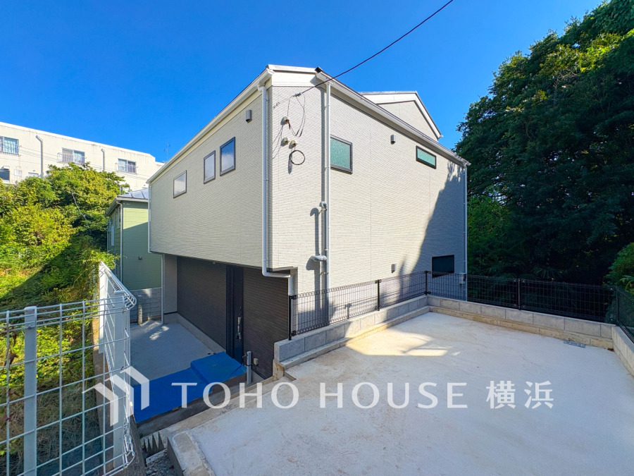 住む人を映し出す洗練された佇まいは、いつまでも輝き続けながらいつしか街の風景に溶け込んでいきます。
