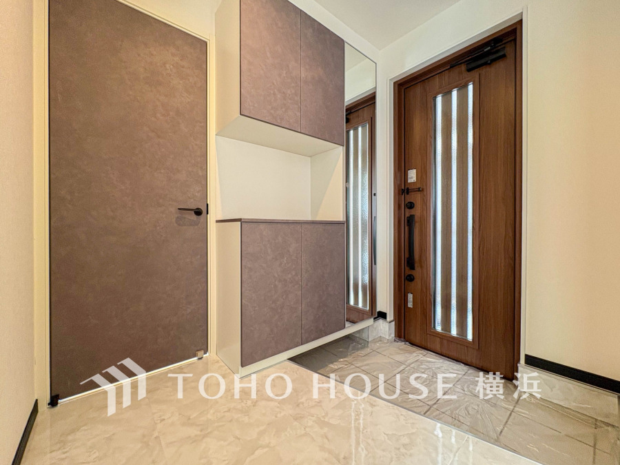 落ち着いた色を基調としたゆとりある玄関スペース。
