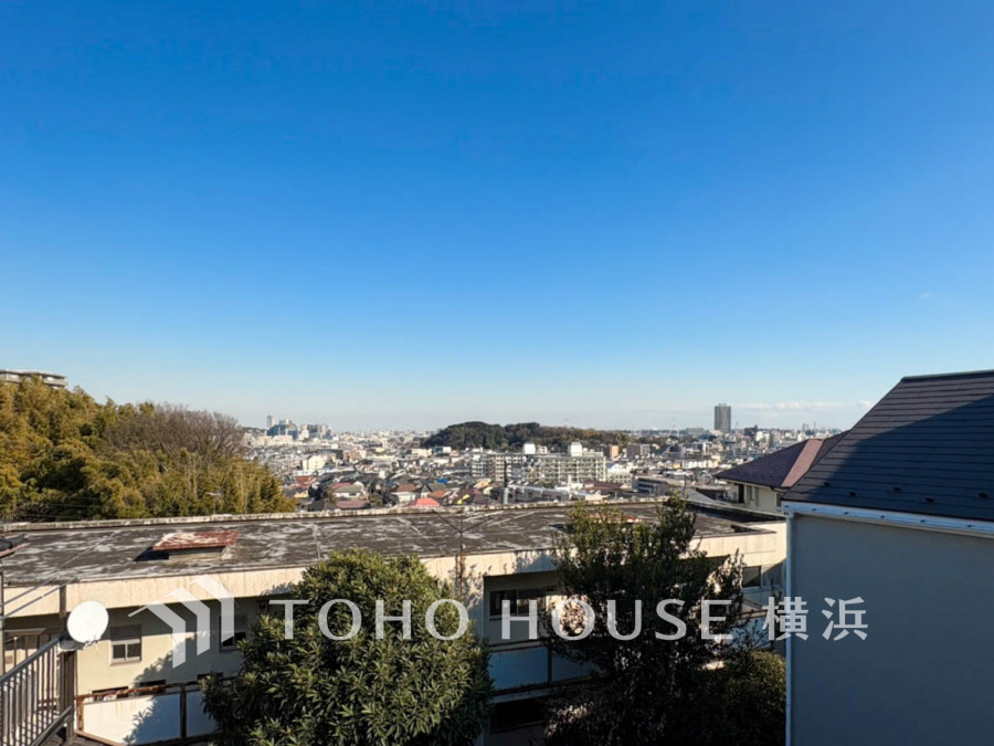 陽射しとともに、少しずつ装いを変える街の景観から、星空が地上に映りこむかのような夜景の煌きまで、この街ならではの美しい風景。