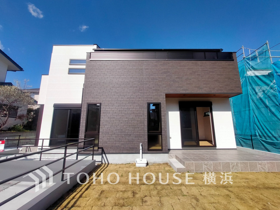 陽射しを受けて輝く時間、街灯に照らし出される夕暮れ時。様々なシーンで違った魅力的な表情を見せてくれます。住まう方のプライドを満たすクオリティを備えています。