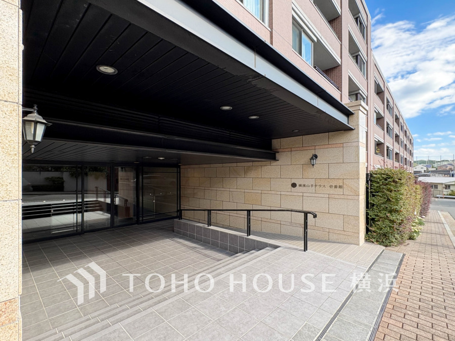 バリアフリー対応のスロープ付きエントランスで、安心して出入りできる快適な住まいの入り口です。