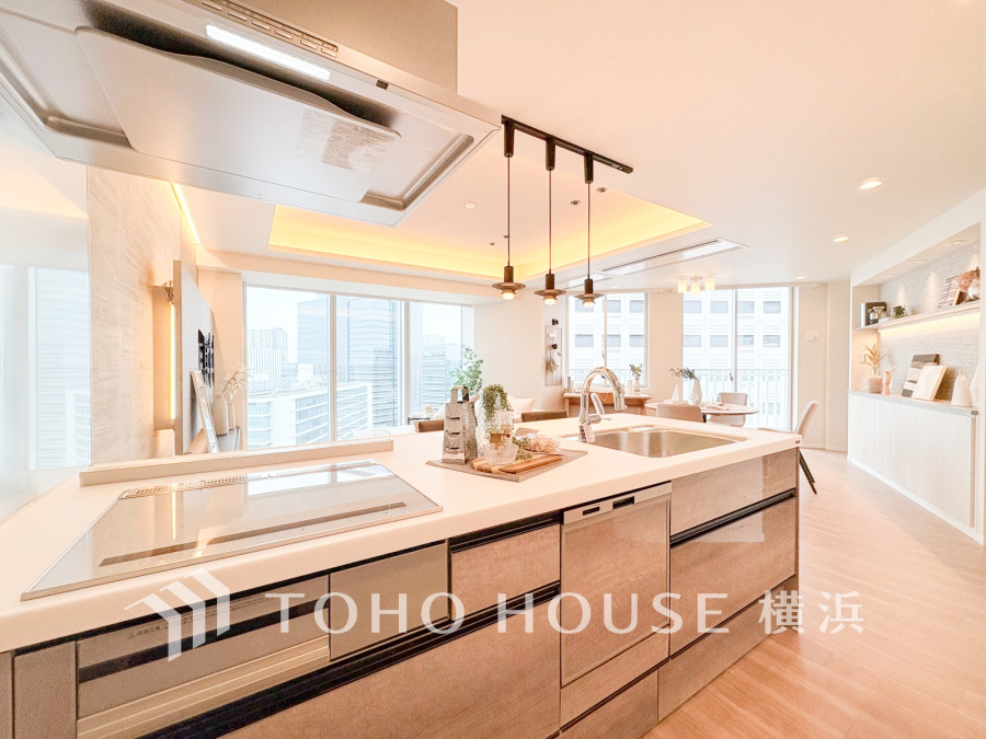 機能性とデザイン性を兼ね備えたシステムキッチン。リビングとの一体感も考慮され、美しい空間が実現。
