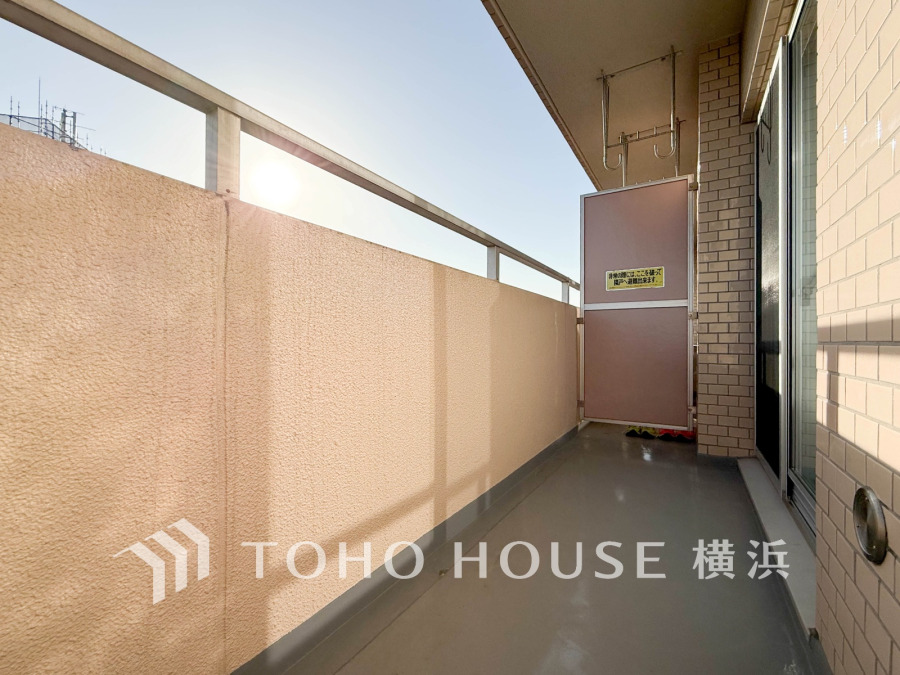 陽当たり良好で洗濯物も快適に干せる、広々としたワイドスパンバルコニーです。