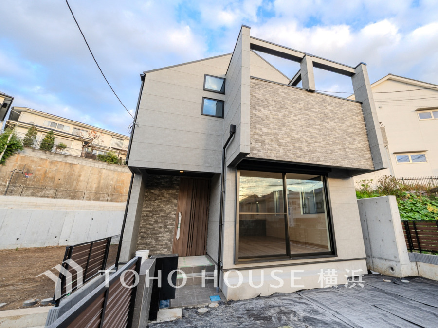 モダンなデザインが魅力の新築の邸宅。広い窓から自然光が差し込み、開放感あふれる住空間を実現しています。