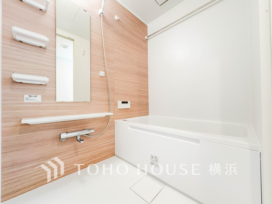 心地よいリラックスを叶える清潔感溢れる美しい空間。快適で機能的なバスルームです。
