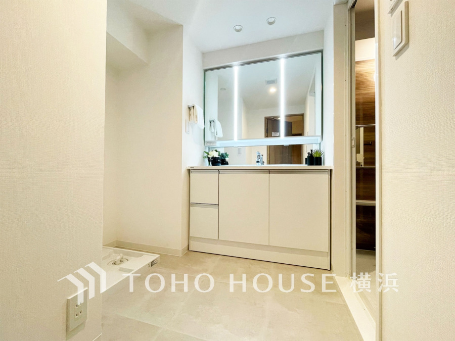 新規交換された洗面化粧台は美しく使いやすい機能が備えられています。