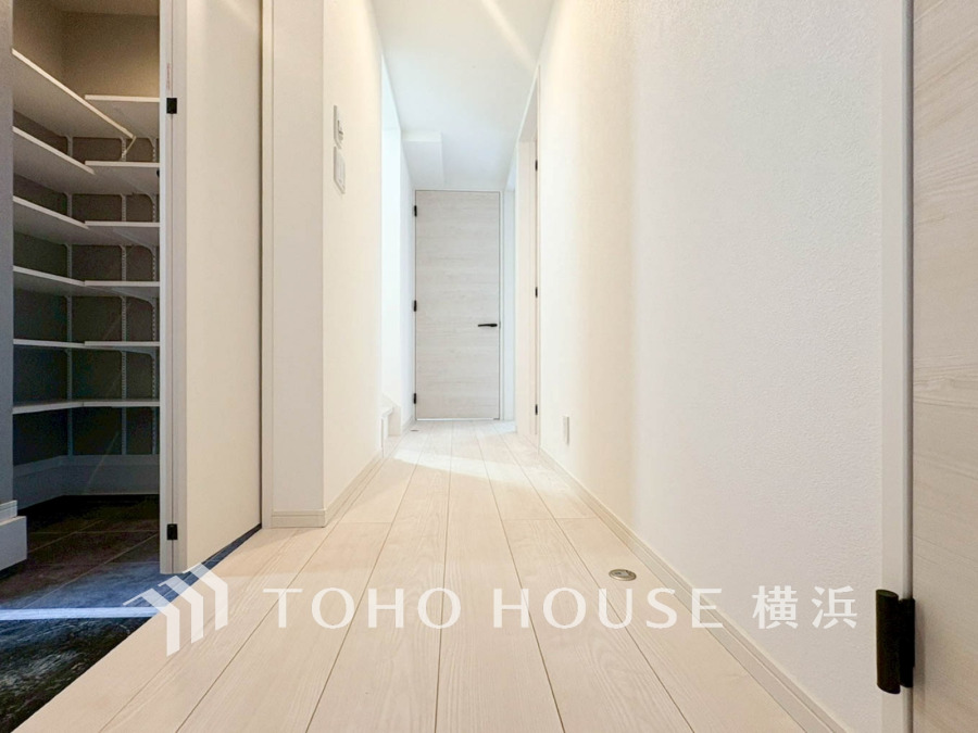 玄関には、ご家族みんなの靴をたっぷりと収納することができるシューズインクローゼットをご用意しました。さらに場所をとるベビーカーやゴルフ道具なども収納できるので、玄関まわりはいつもすっきり。