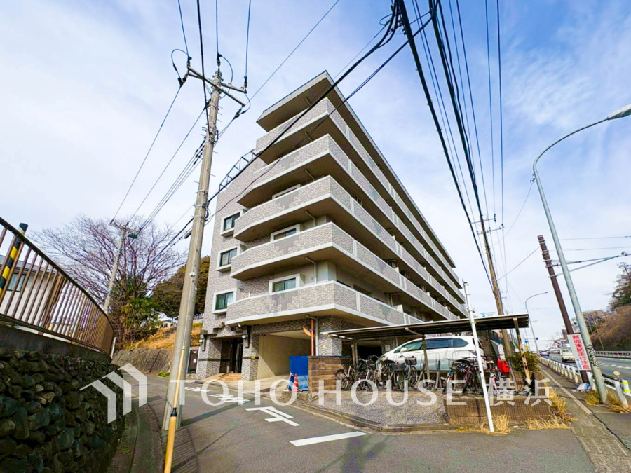 ふりそそぐ陽射しと開放的な空間形成。青空を背景に更なる美しさを醸す佇まい。暖かな陽光と爽やかな風がハーモニーを奏でる上質な空間を愉しむ暮らしがここにある。