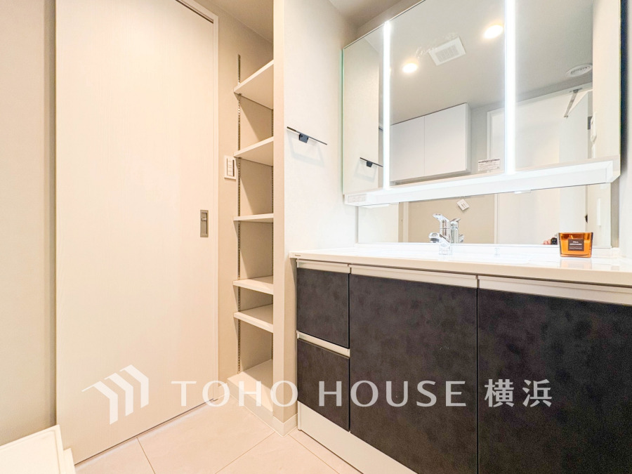 清潔感のあるプライベート空間は、身だしなみチェックや肌のお手入れに最適です。収納もあり、スッキリと見映えの良い空間に拵えました。時間に余裕とゆとりを持たせます。