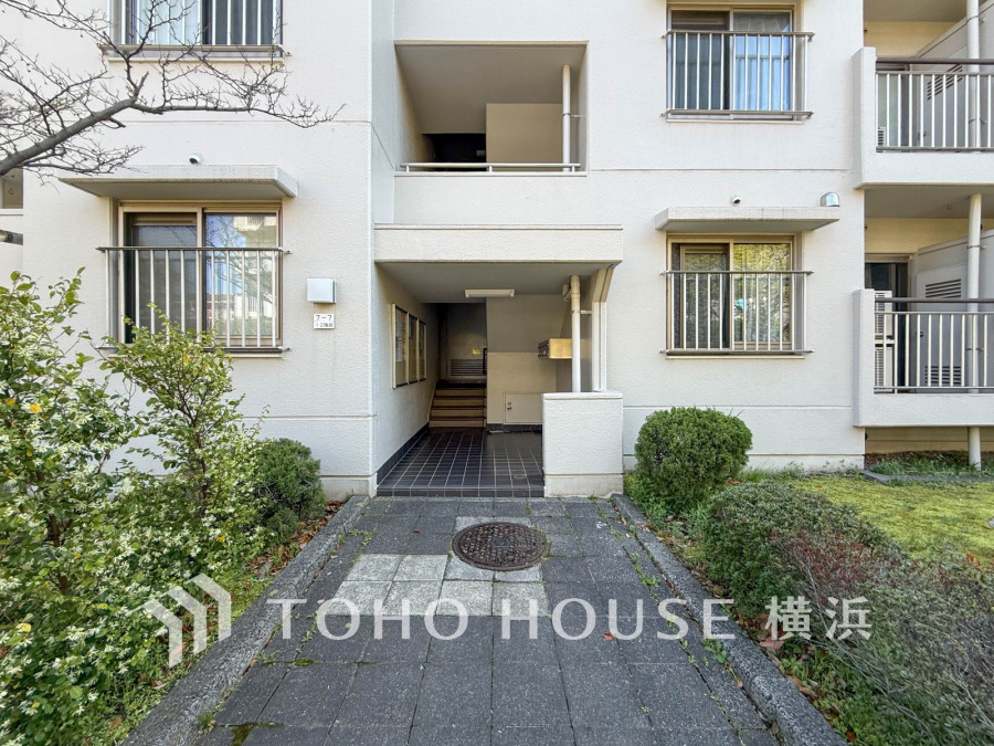 植栽の位置や開放的なエクステリアも含めて美しくトータルにデザインされています。時間のゆとりと空間、爽やかな陽光がもたらす光と風を贅沢なまでに感じる暮らしが始まります。