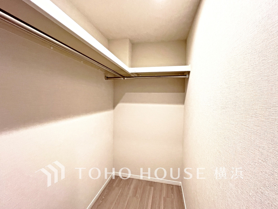 ゆとりあるウォークインクローゼットで収納力抜群。衣類や小物をすっきり整理できます。