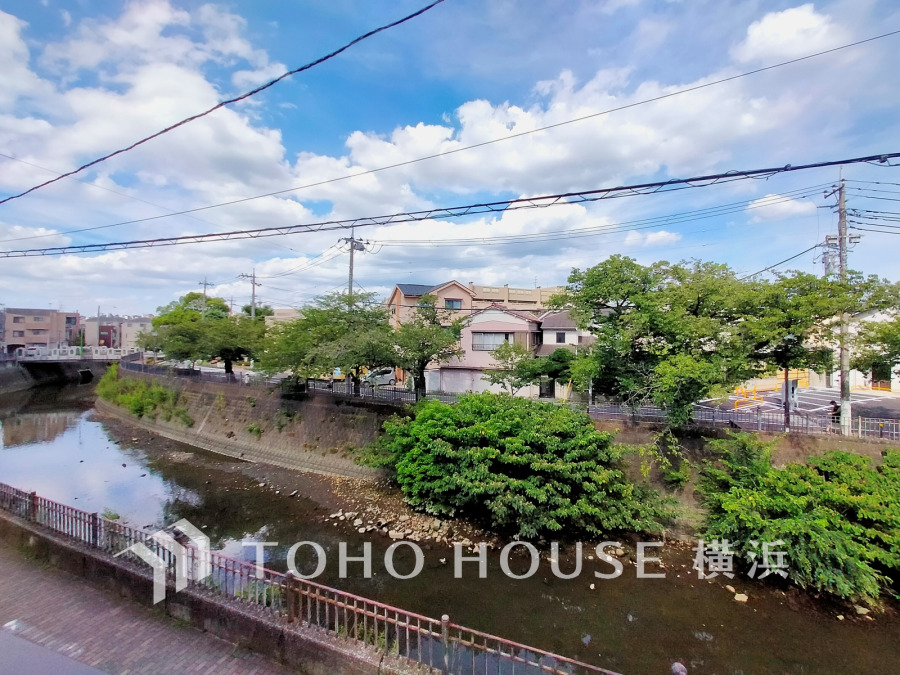 桜の名所である大岡川沿いのお住まいです。両面道路で陽当たり・通風良好です。