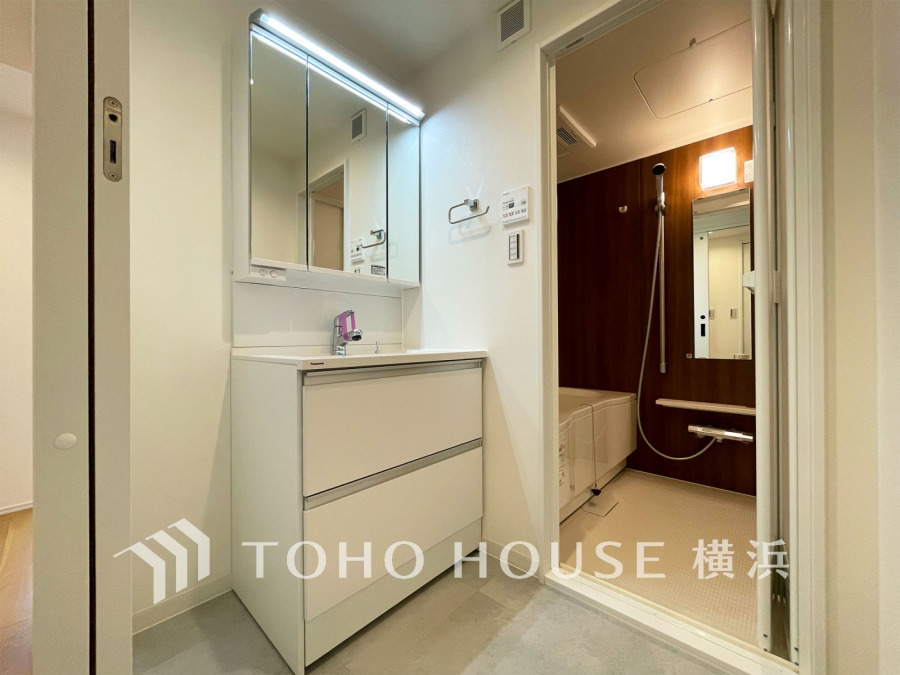 新規交換された洗面化粧台は美しく使いやすい機能が備えられています。