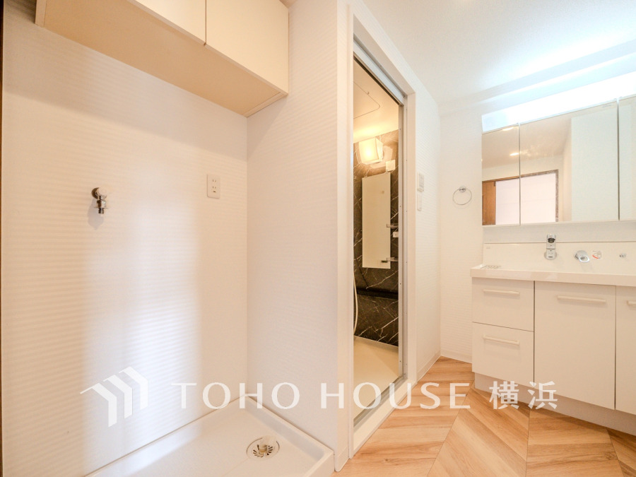 使いやすい機能が備えられた清潔感溢れる洗面空間。収納も充実しています。
