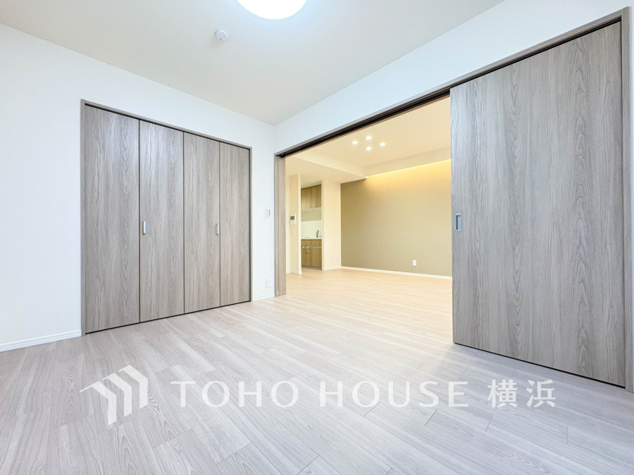 ナチュラルな木目調の建具が調和する明るく開放的な洋室。収納もたっぷりで使い勝手良好です。