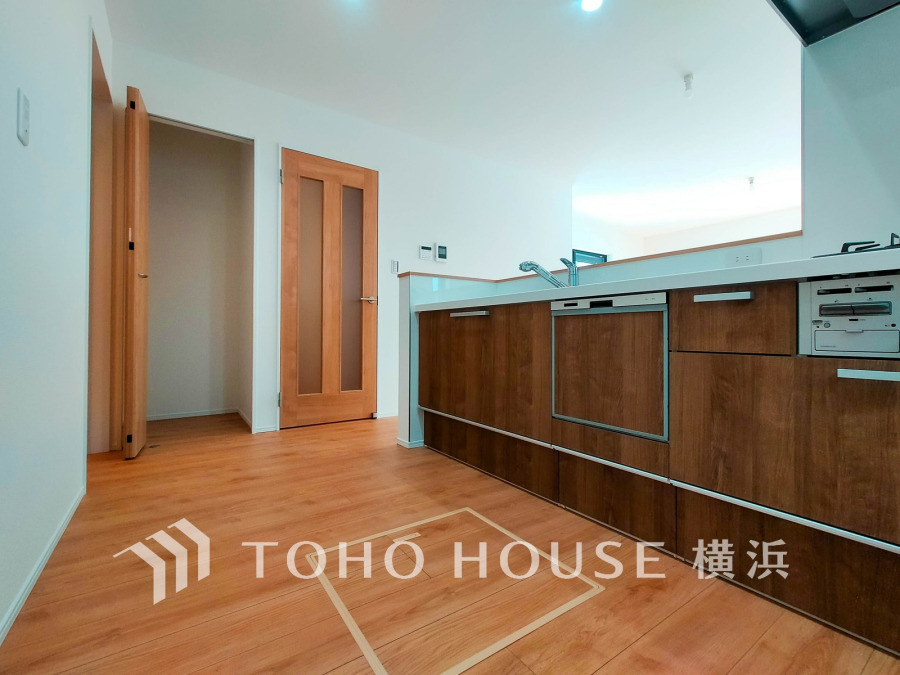 キッチンにはパントリーを設置。ストック用品や掃除用具などの収納に便利ですね。
