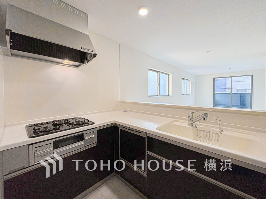 開放的な対面キッチンは、リビングで寛ぐご家族と会話をしながらお料理が出来ます。