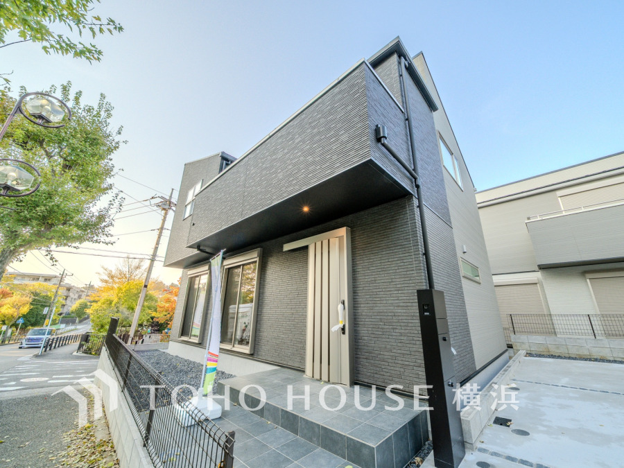 風を感じ青い空から太陽の恵みを感じる温もり溢れる佇まい。住む人を映し出す洗練された佇まいは、いつまでも輝き続けながらいつしか街の風景に溶け込んでいきます。