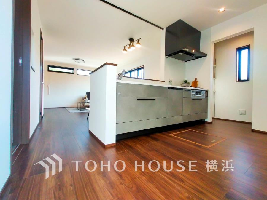 対面キッチンは、家族との会話を楽しみながら料理ができる快適な空間です。大容量のパントリーも完備。