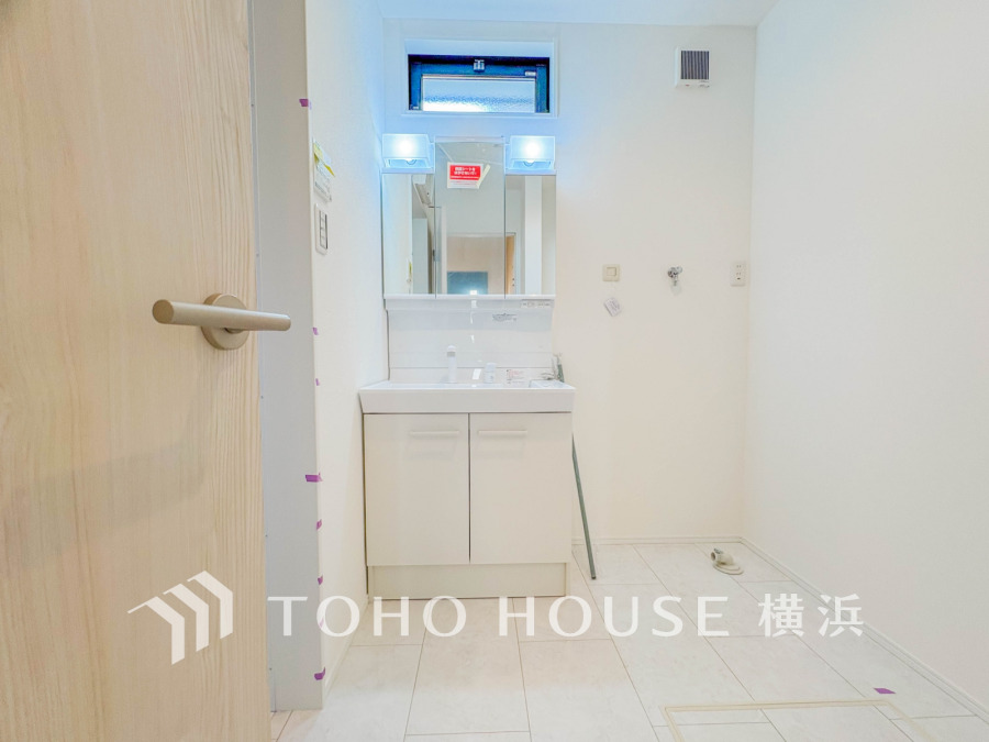 十分な大きさの洗面台は、身だしなみチェックや歯磨きなど、朝の慌ただしい時間でも余裕とゆとりを感じて頂けます。