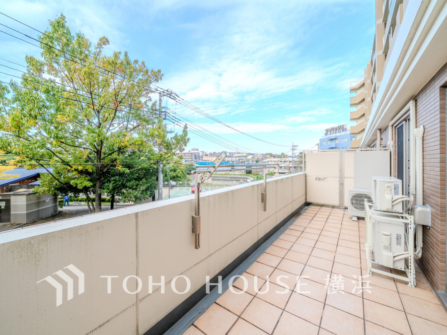 暮らしの中で光と風を演出してくれるバルコニー、見事なまでの開放的な空間を演出しながら、プライベート性も確保された空間は我が家の自慢。