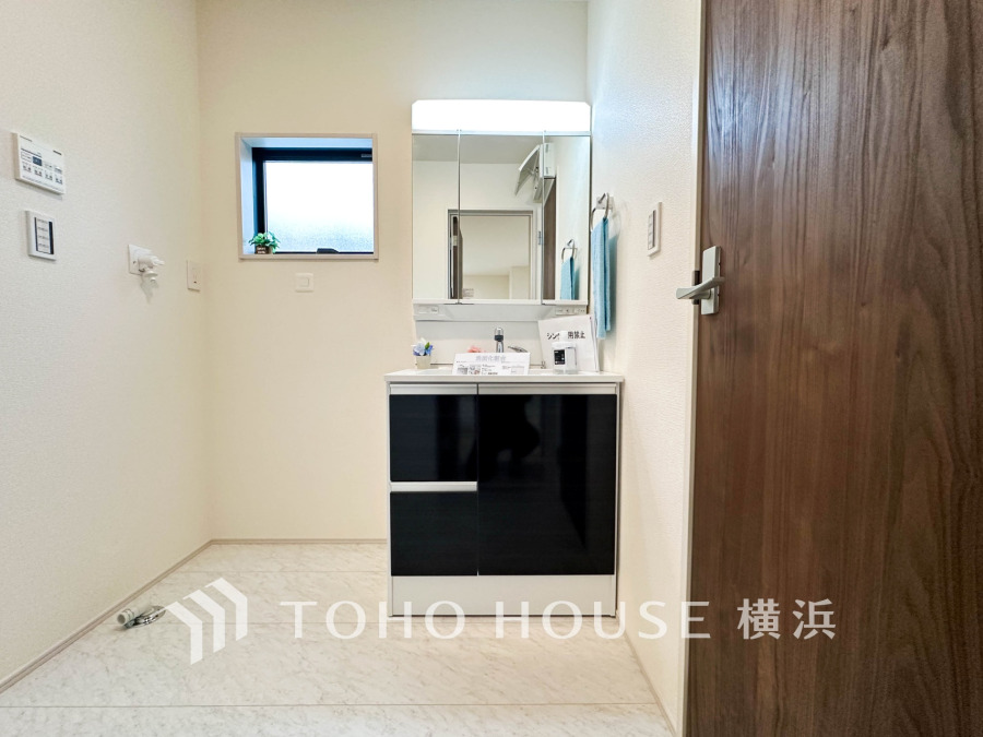 シンプルで清潔感のある洗面スペース。収納力のある洗面台と小窓からの自然光で明るい空間を実現しています。