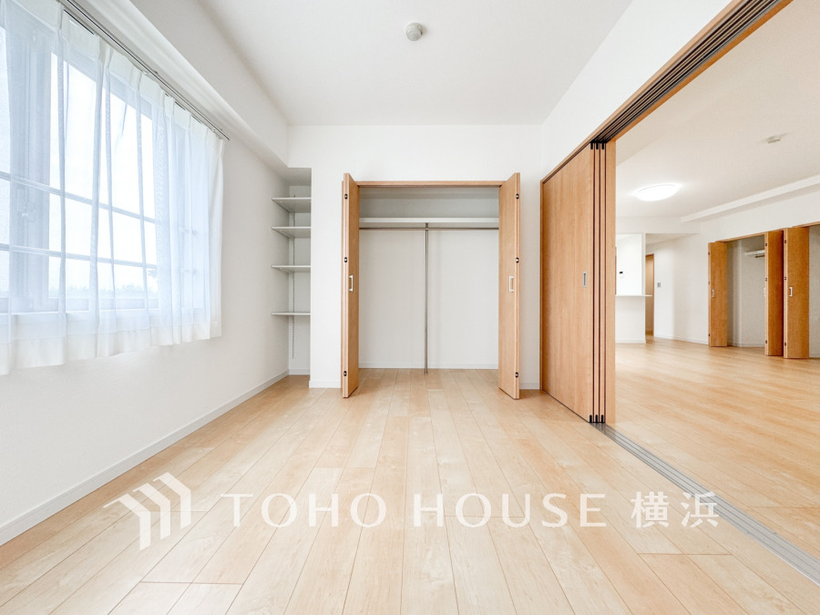 穏やかな風と陽光を導き、プライバシーに配慮された設計プランを採用し、居住性を一段と心地よいものにしています。明るく開放的な空間を演出しております。