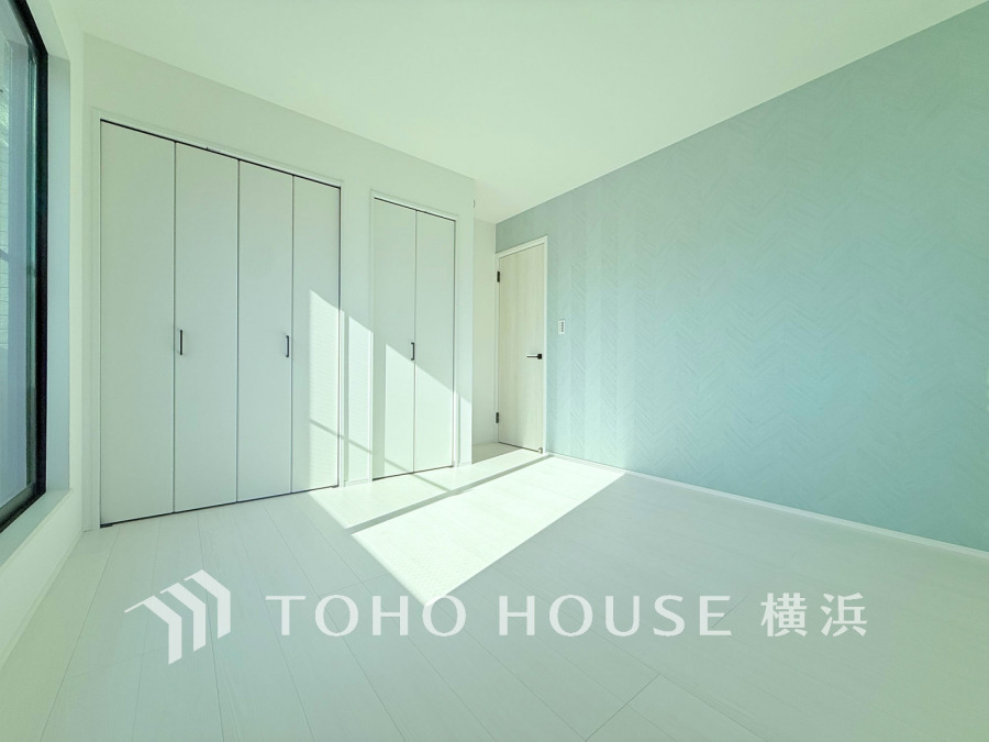 爽やかなブルーのアクセントクロスがおしゃれな明るい洋室。収納も充実しています。