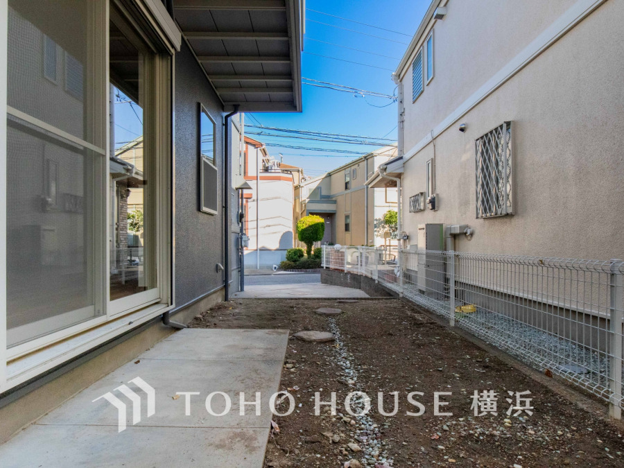 毎日の暮らしの中に癒しを与えてくれるお庭スペース。小さなお子様の遊び場にもちょうど良い空間です。ガーデニングで色とりどりの草花を綺麗に飾ればより一層華やかな空間になります。