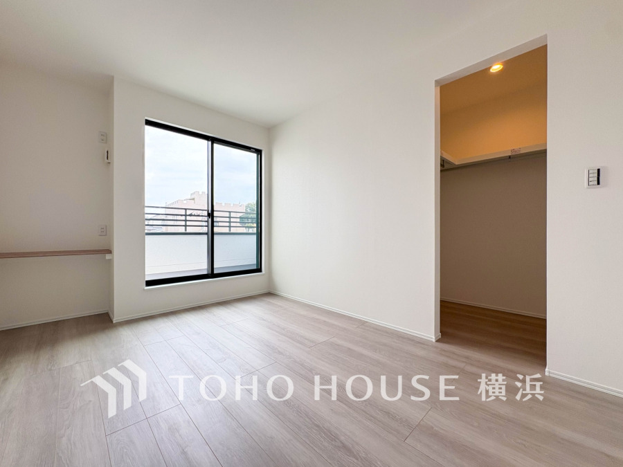 1日の疲れを癒し、心地よく寛げるようゆったりとした広さを確保しています。プライベートタイムをより優雅に穏やかに…。落ち着いた雰囲気を紡ぎます。