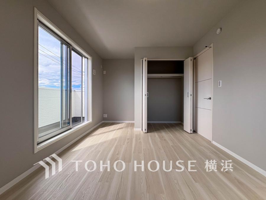 大きな窓からたっぷりと陽光が注がれる明るい空間。家族の成長に対応できる永住仕様の間取り。一日の疲れをいやしてくれる主寝室。時を忘れて過ごす場所として過ごせるお部屋